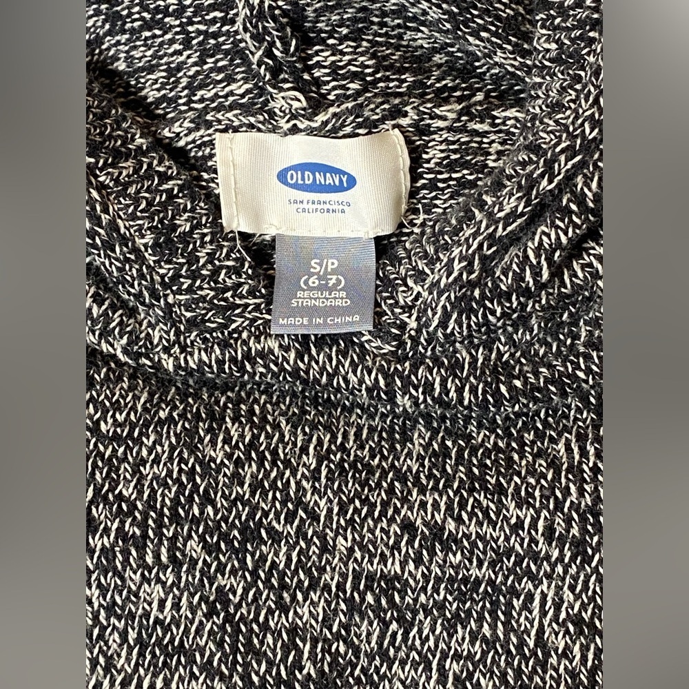 Old Navy Black and White Kids Sweater Size 6-7 - Picture 4 of 5